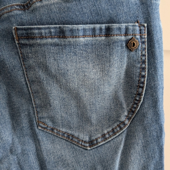 Democracy Ab-Solution Mid-Wash Fray Hem Ankle Jeans - Picture 4 of 13